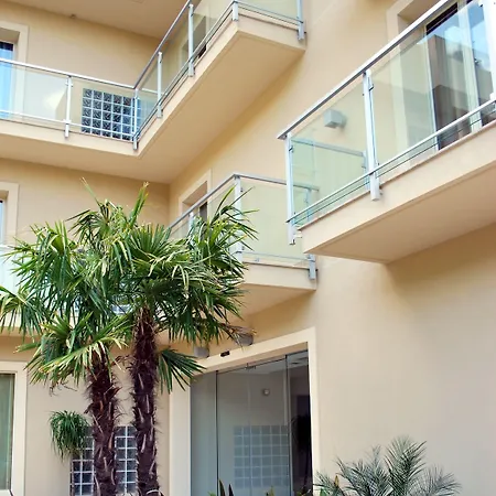 Sant'alphio Palace لينتيني